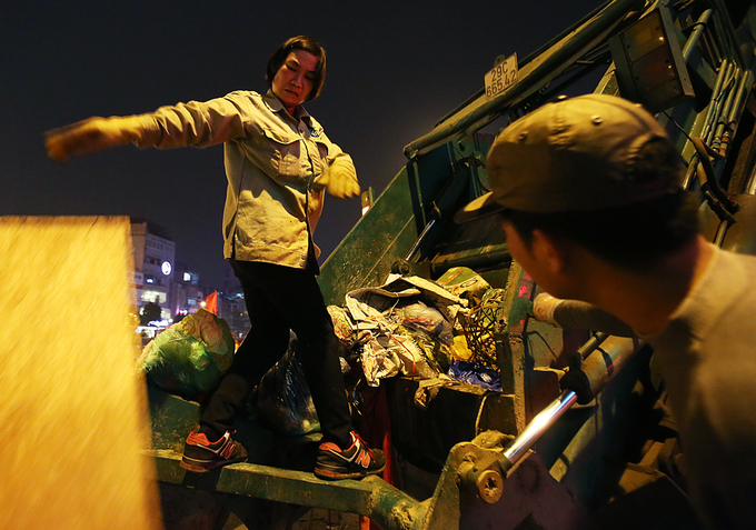 Những người mưu sinh trên phố Hà Nội chiều tối 30 Tết